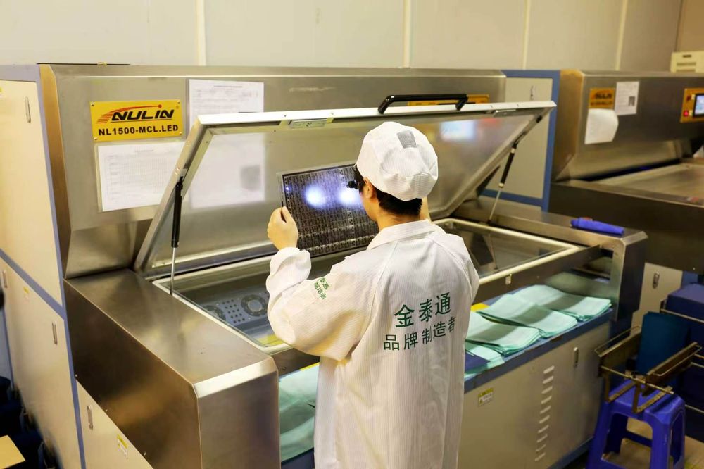 感光曝光：操作员将图案精确曝光到镍材上